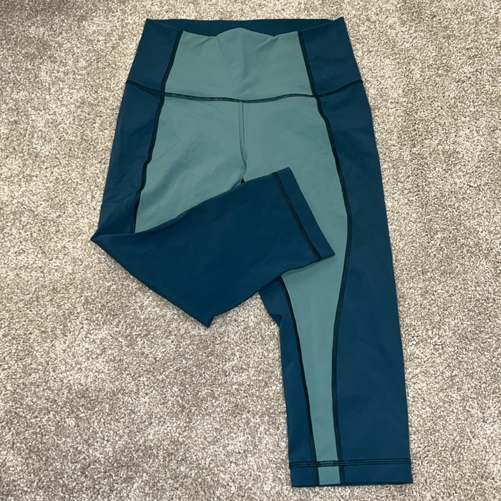 Lululemon multi-color cropped legging (size 6)